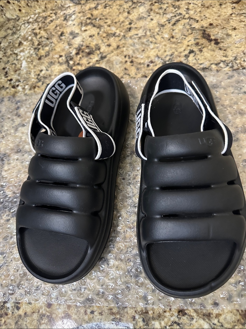 Brand New UGG Fluff Yeah Unisex (Men or Women) Cushioned Puff Strap Sandals